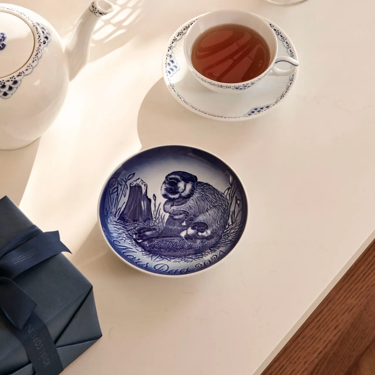 Bing & Grøndahl Mother's Day Plate 2024, Beaver with Cubs, 15 cm