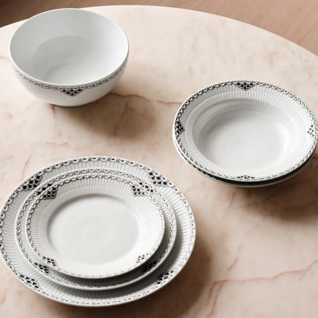 Black Lace Plate, 27 cm