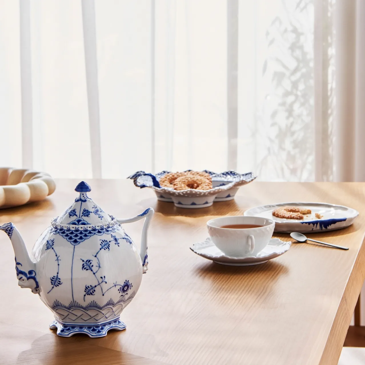 Blue Fluted Full Lace Assiette, 25 cm